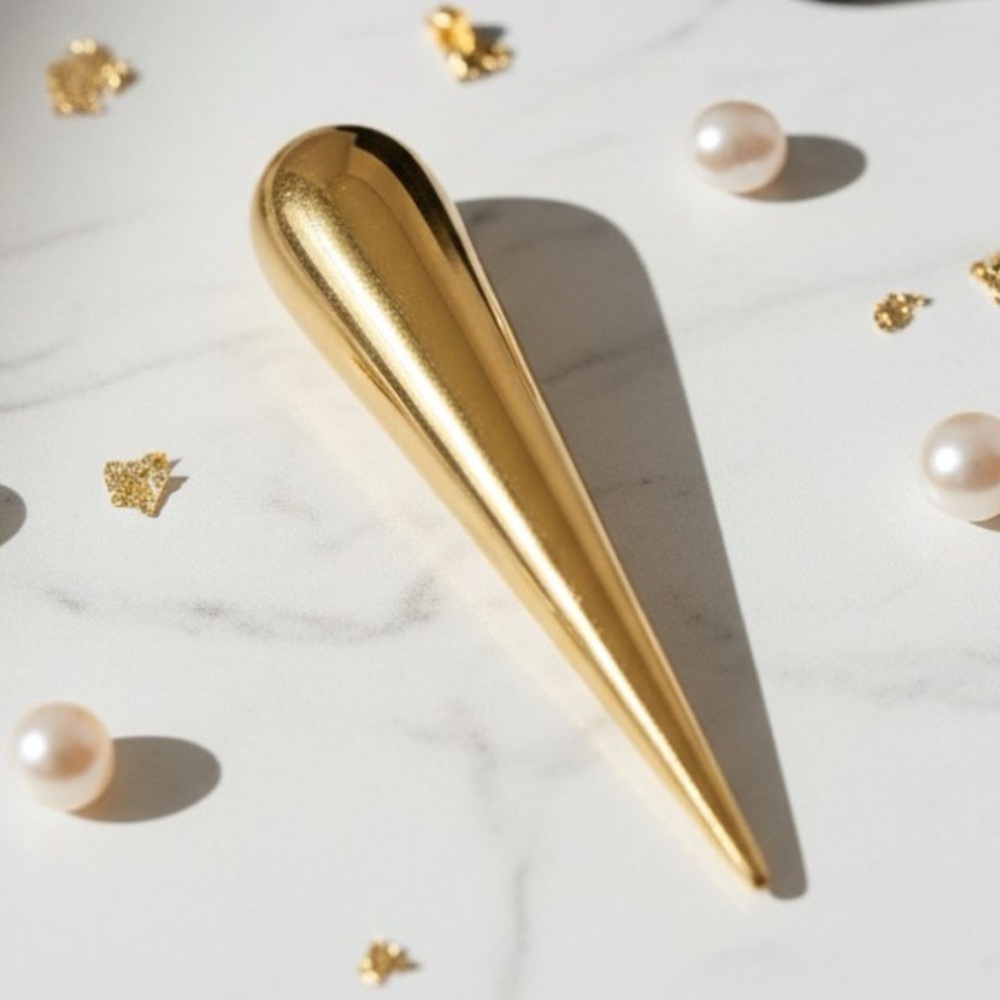 Striking Vintage Gold Tone Teardrop Dagger Brooch
